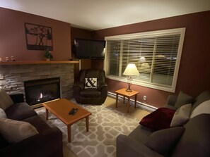 Fernseher, Kamin, DVD-Player