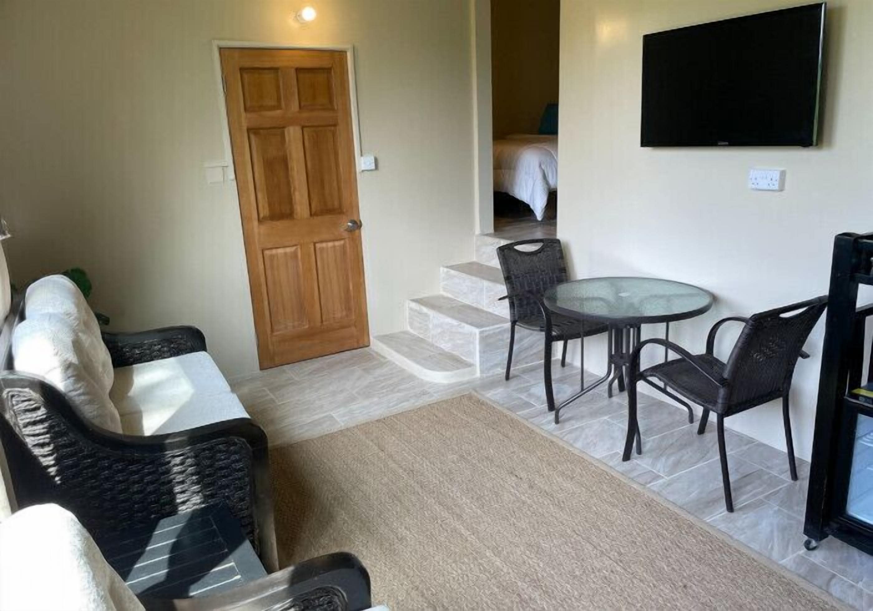 room, 2 bedrooms, sea view | living area