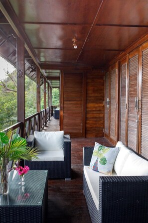 Habitación doble panorámica, 1 cama King size, balcón, vista al mar | Balcón