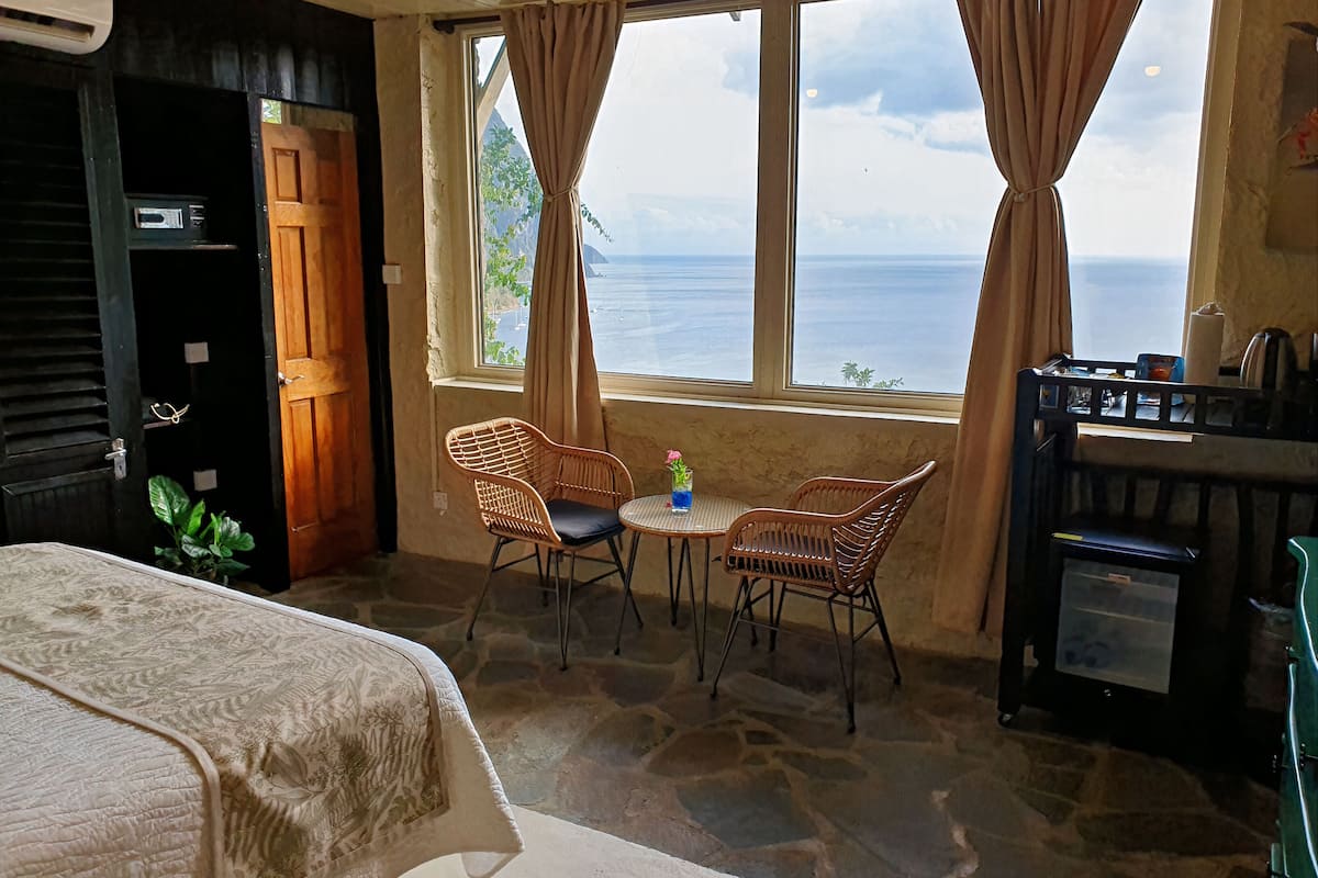deluxe room, 1 queen bed, sea view | 1 bedroom, in-room safe, individually decorated, individually furnished