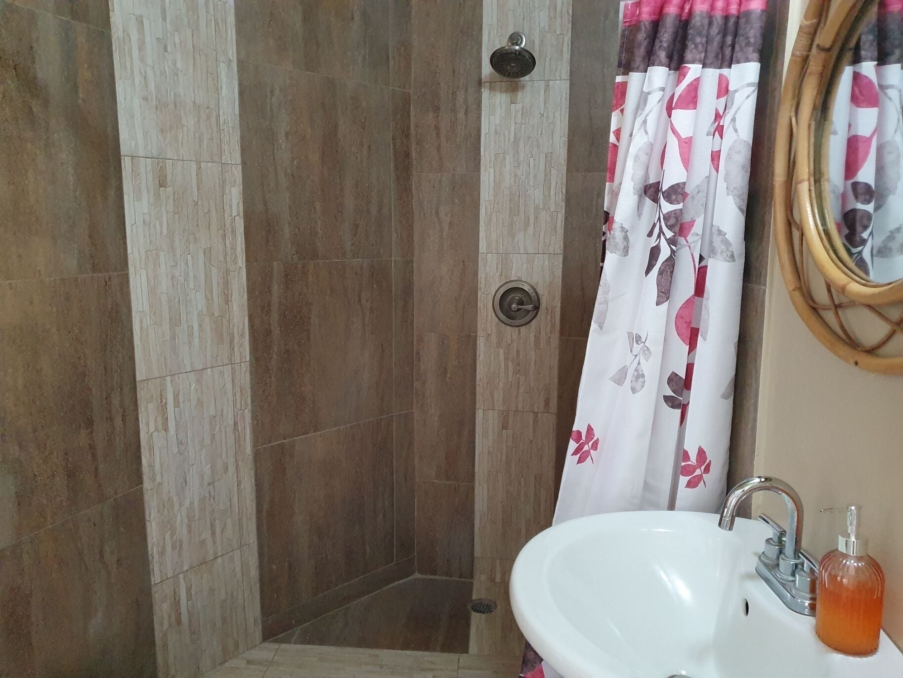 Une salle de bain avec une douche, un lavabo et des toilettes.