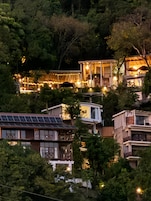 Fachada de la propiedad por la tarde o noche