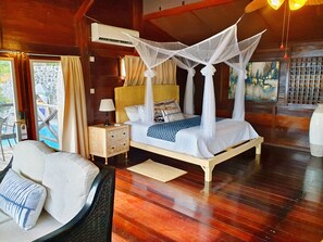 Suite estudio estándar, varias camas, balcón, vista al mar | Caja de seguridad en la habitación y decoración personalizada 