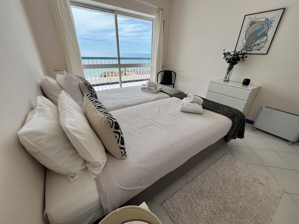 2 chambres, fer et planche à repasser, lit de bébé portatif