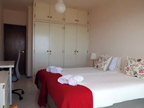 2 habitaciones, tabla de planchar con plancha y cuna de viaje 