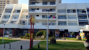 A multi-story hotel with a modern design, featuring balconies and a central courtyard. - 2 bedroom apartment 30 meters from beach, stunning views Praia da Rocha PORTIMAO (Portimão)