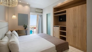 Une chambre moderne avec un grand lit, une télévision et des rangements intégrés en bois.