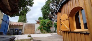 Property grounds - Small house in a quiet area close to the beach (Arès)