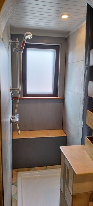 Shower, hair dryer, soap, toilet paper - Small house in a quiet area close to the beach (Arès)