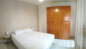2 bedrooms, desk, WiFi