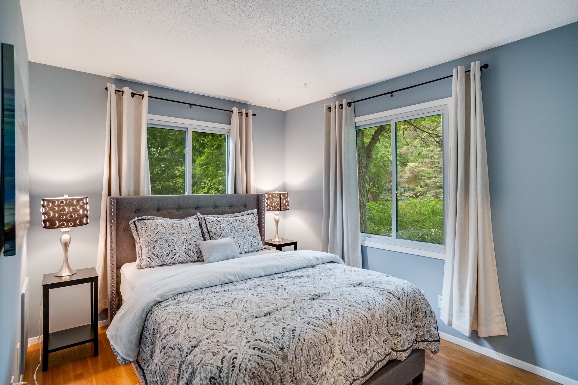 6 soverom, skrivebord, strykejern/-brett og reiseseng for barn