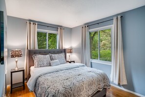 6 bedrooms, desk, iron/ironing board, travel crib - The Burnsville Beauty sleeps up to 21 and is centrally located 2 The Twin Cities (Burnsville)