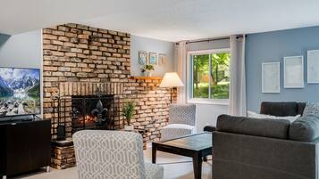 Smart-tv, eldstad och böcker