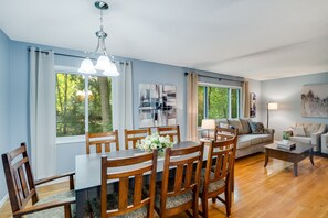 Dining - The Burnsville Beauty sleeps up to 21 and is centrally located 2 The Twin Cities (Burnsville)