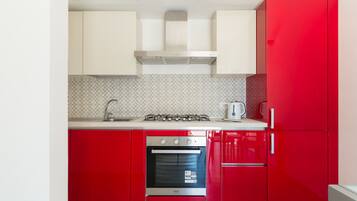 Réfrigérateur, four, lave-vaisselle, cafetiÚre/bouilloire