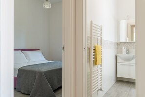 1 habitación, tabla de planchar con plancha y ropa de cama 