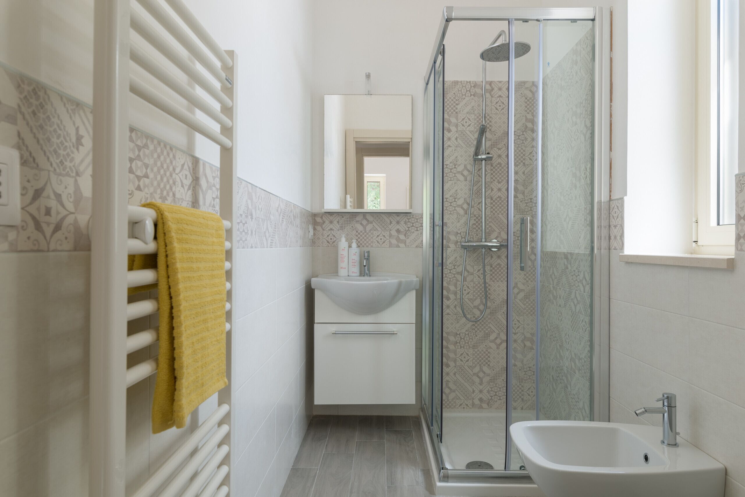 Doccia, set di cortesia gratuito, asciugacapelli, bidet