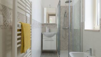 Doccia, set di cortesia gratuito, asciugacapelli, bidet