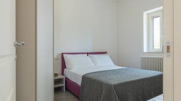 1 chambre, fer et planche à repasser, draps fournis