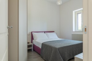 1 chambre, fer et planche à repasser, draps fournis