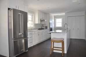 Kjøleskap, mikrobølgeovn, ovn og kokeplater