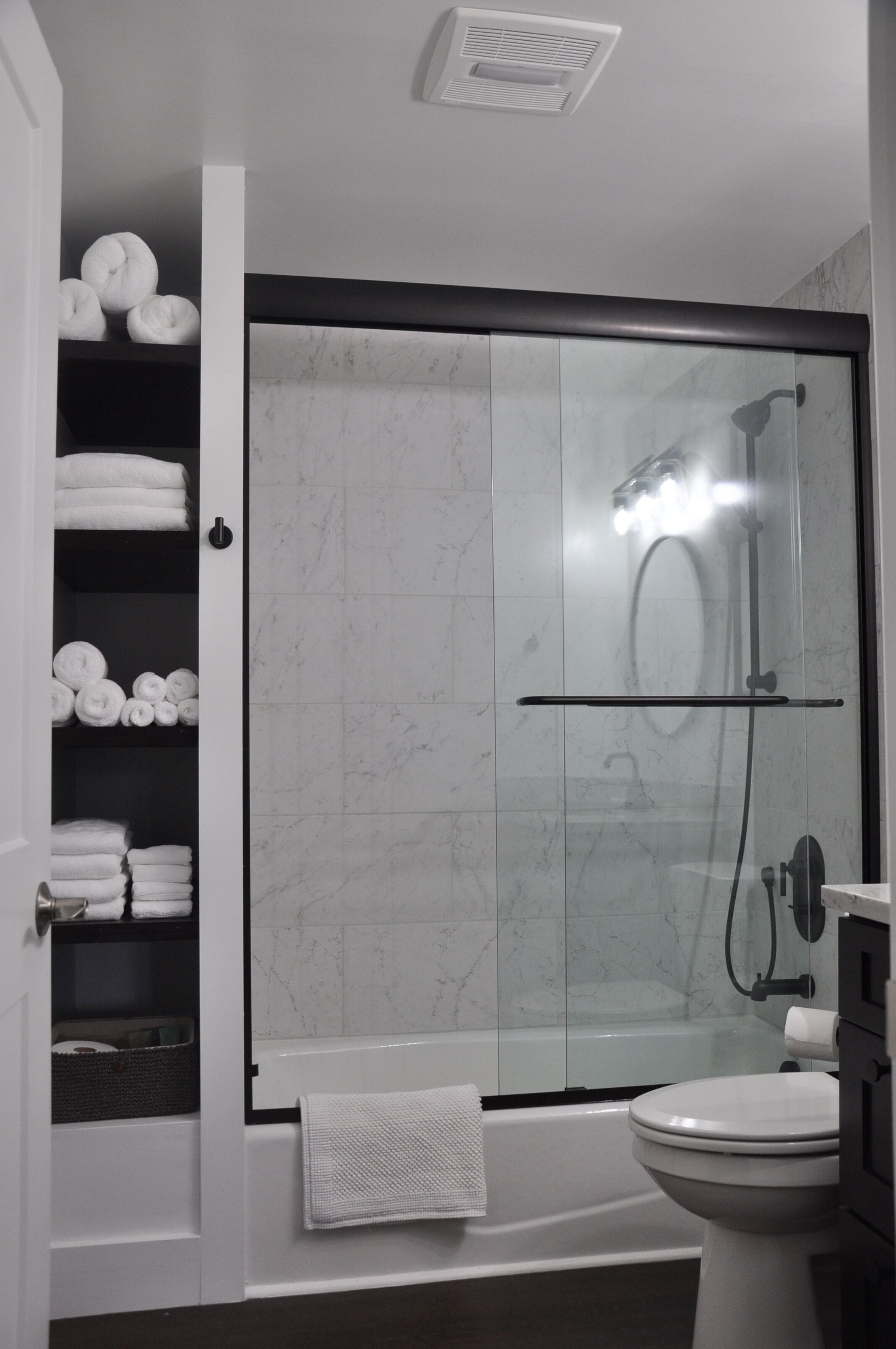 Ensemble douche/baignoire, sèche-cheveux, serviettes fournies, savon