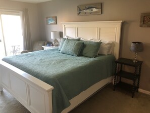 3 bedrooms, desk, iron/ironing board, free WiFi - Beach Friends Forever Destin, across from the beach, w Pickleball and Mahjong! (Miramar)