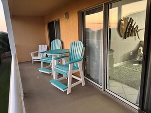 Terrace/patio - Beach Friends Forever Destin, right across from the beach, with Pickleball! (Miramar)