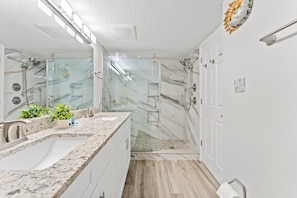 Combined shower/bathtub, towels - Laguna Keyes 711 Gorgeous 3 Bedroom Oceanfront Luxury Condo (North Myrtle Beach)