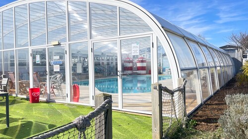 Excellent Caravan 2 Bedrooms Sleeps 6