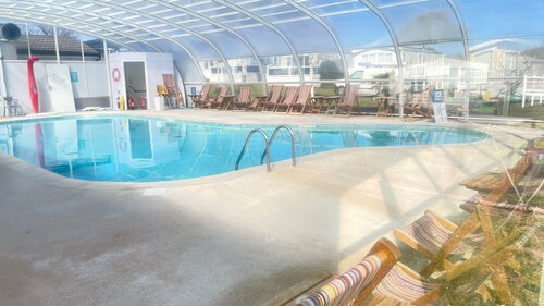 Excellent Caravan 2 Bedrooms Sleeps 6