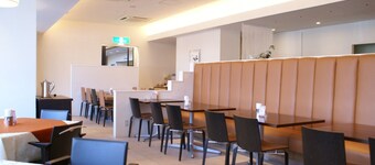 Smoking twin roomFree parkingSpacious 27 square metersBreakfast included / Okayama Okayama