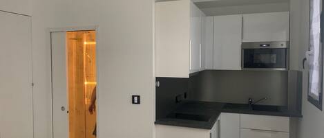 Kühlschrank, Mikrowelle, Ofen, Herdplatte