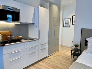 Een koelkast, een microgolfoven, een oven, een kookplaat