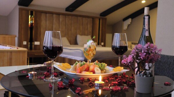 Premium bedding, minibar, iron/ironing board, free WiFi - Anatolia Luxury Hotel (Ankara)