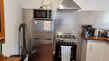 Réfrigérateur, micro-ondes, four, cafetiÚre/bouilloire