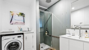 Shower - Sunset Beach Shack on Surf (Inverloch)