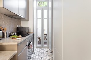 Réfrigérateur, micro-ondes, lave-vaisselle, cafetière/bouilloire