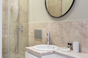 Shower, towels, shampoo, toilet paper - FLH Vila Rosário Cosy Flat I (Lisbon)