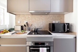 Een koelkast, een magnetron, een vaatwasser