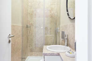 Douche, serviettes fournies, shampoing, papier toilette