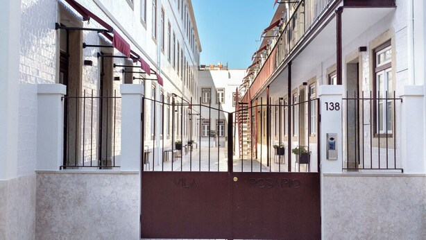 A gated entrance to a building with a sign reading "VILA ROSARIO" and the number "138" on the right. - FLH Vila Rosário Cosy Flat II (Lisbon)