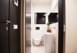 Dusche, Haartrockner, Handtücher, Shampoo