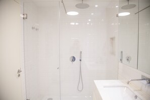 Dusche, Haartrockner, Handtücher, Shampoo