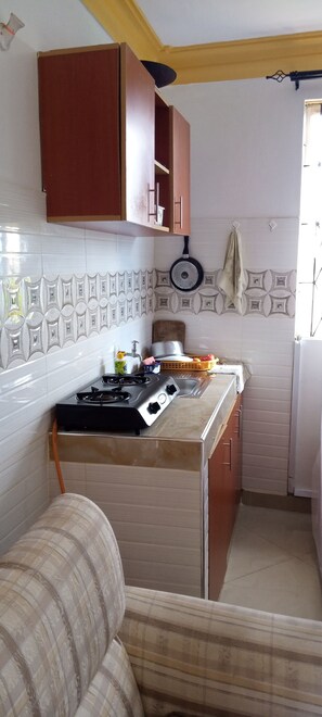 Frigorifero, piano cottura, frullatore, pentole/stoviglie/utensili