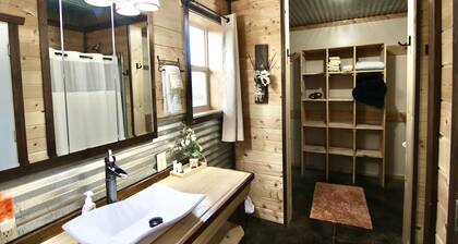 W-W: Farm House Cabin - a guest favorite!