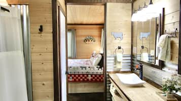 4 bedrooms, iron/ironing board, travel crib, free WiFi