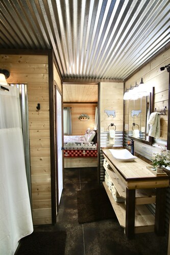 W-W: Farm House Cabin - a guest favorite!