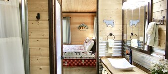 W-W: Farm House Cabin - a guest favorite!