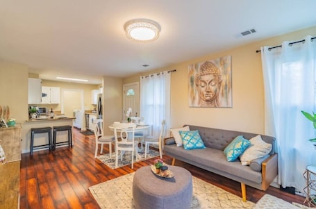 Flat-screen TV, books. NEW! 3 BED 2 BATH Utopian Ukiah